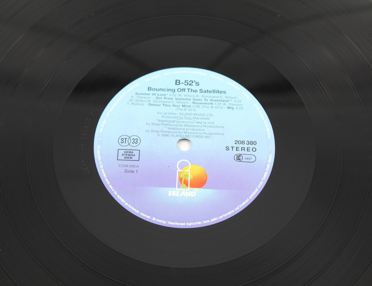 B-52's - Bouncing Off The Satellites